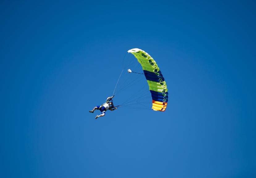 Para los más atrevidos el paracaidismo puede ser una tremenda opción para descubrir la isla, desde el cielo.  (GFR Media)