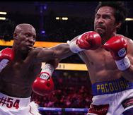 El cubano Yordenis Ugás pega una izquierda al rostro de Manny Pacquiao durante el combate en Las Vegas.