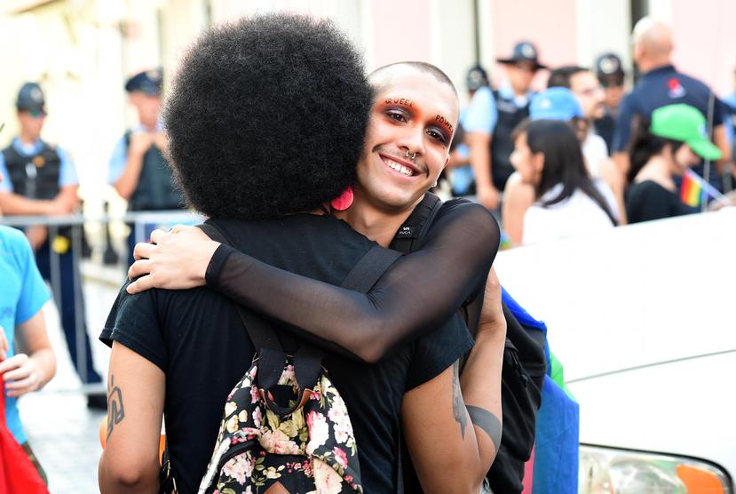 Dos manifestantes se abrazan en la marcha que se celebró el jueves, en el Viejo San Juan, para conmemorar el Día Internacional en contra de la Homofobia.