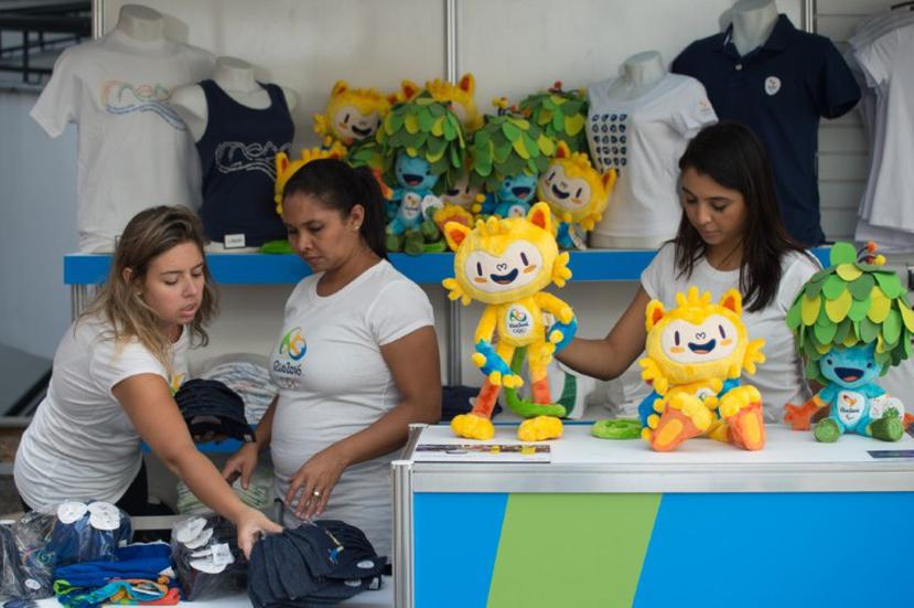 Una tienda realiza ventas de artículos oficiales de Río 2016.