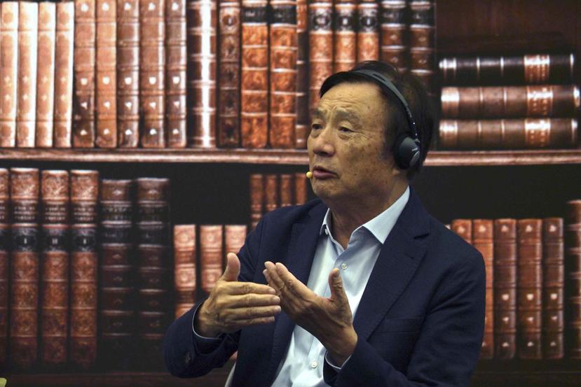El fundador de Huawei, Ren Zhengfei, habla durante una mesa redonda en la sede del gigante tecnol gico en Shenzhen, en el sur de China. (AP)