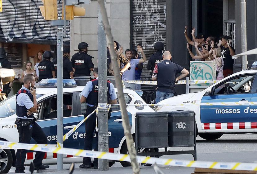 Despliegue policial en el lugar del atentado ocurrido el 17 de agosto de 2017 en las Ramblas de Barcelona, España. (EFE)
