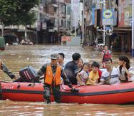 Rescatistas desalojan a residentes varados por inundación en el municipio de Tuojiang, condado autónomo de Jianghua Yao, Yongzhou en la provincia central china de Hunan, el 22 de junio de 2022.