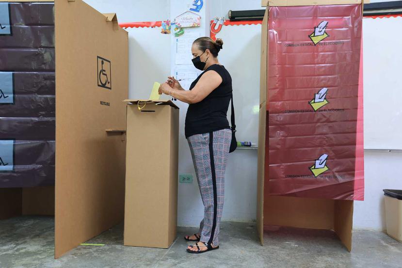 Una ciudadana votando en la escuela Antonio Rosa Guzmán en la elección especial por la alcaldía de Humacao.