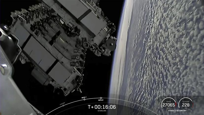 Foto de archivo que muestra el despliegue de satélites Starlink de SpaceX.