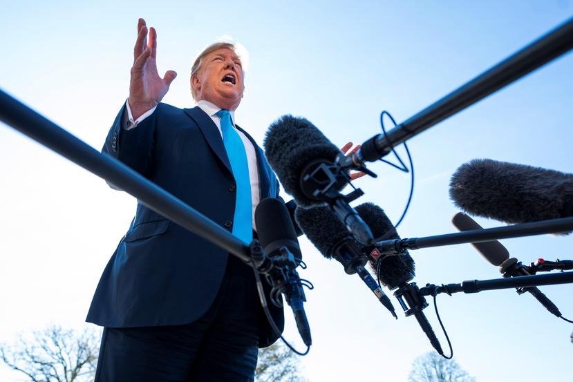 El presidente Donald Trump ofreció declaraciones a los medios antes de dirigirse al helicóptero oficial en la Casa Blanca. (EFE/ Jim Lo Scalzo)