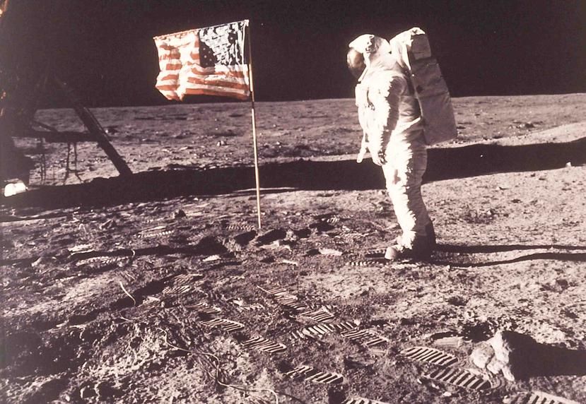 El astronauta Edwin "Buzz" Aldrin posa para una fotografía junto a la bandera de los Estados Unidos colocada en la luna durante la misión Apolo 11 el 20 de julio de 1969.'(NASA)