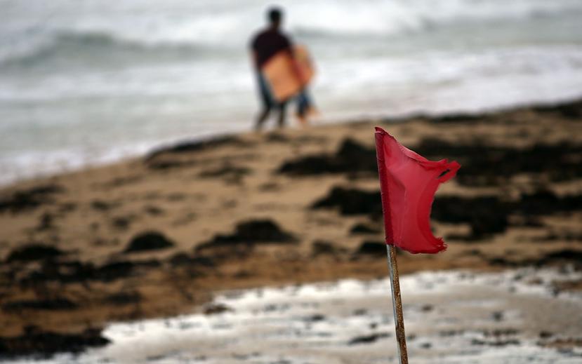 “Pusimos unas banderas rojas para alertar a los bañistas, a los que queremos recordarles que después de la tormenta Erika, no termina el peligro pues para el sábado y domingo también se esperan fuertes corrientes en esta playa. Aun cuando vean el día boni