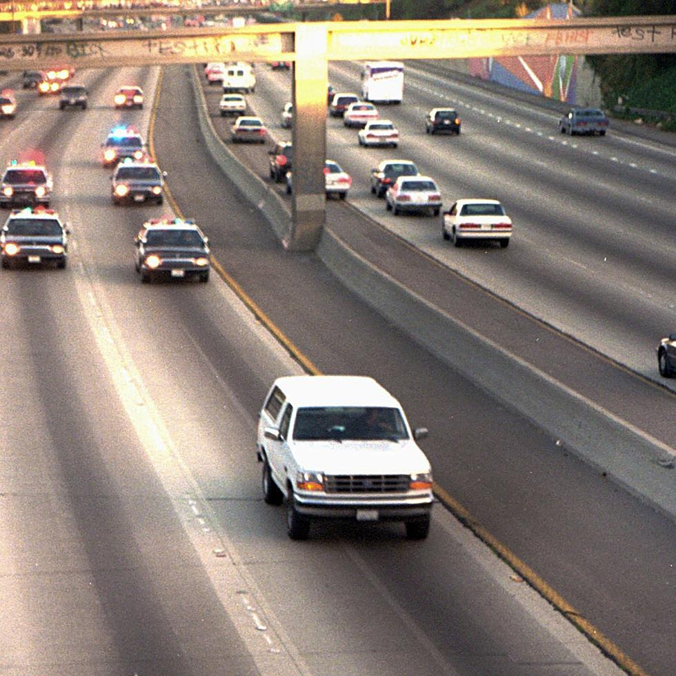 ARCHIVO - En esta fotografía de archivo del 17 de junio de 1994, una camioneta Ford Bronco blanca, conducida por Al Cowlings con O.J. Simpson como pasajero, es seguida por patrullas de la policía de Los Ángeles en una autopista de Los Ángeles.