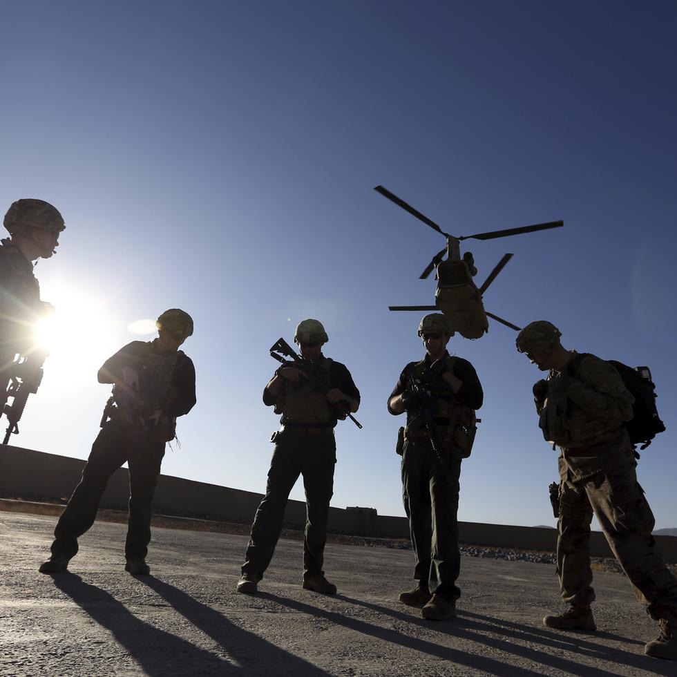 ARCHIVO - En imagen de archivo del 30 de noviembre de 2017, soldados estadounidenses esperan en la pista en la provincia de Logar, Afganistán. (AP Foto/Rahmat Gul, archivo)