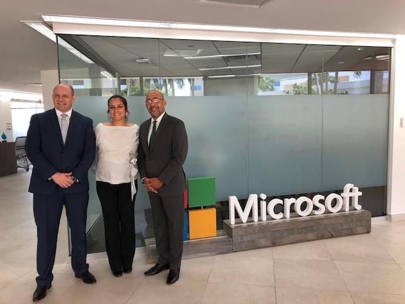 Desde la izquierda, Herbert Lewy, gerente general de Microsoft Puerto Rico, Chantal Benet y Gustavo Vélez, ambos de Inteligencia Económica. (Suministrada)