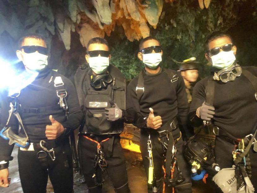 Los cuatro últimos miembros de las fuerzas especiales que salieron de la cueva tras el rescate de 12 niños y su entrenador de fútbol. (AP)