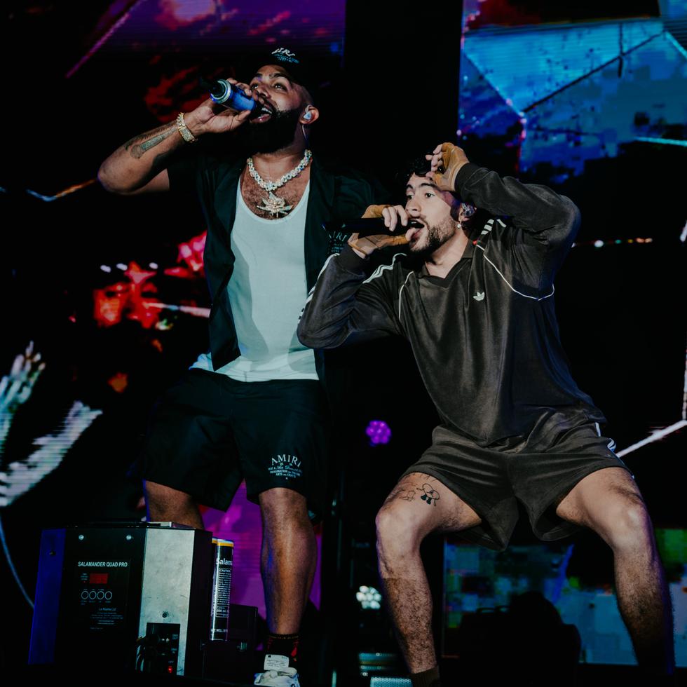 Los exponentes urbanos puertorriqueños Eladio Carrión y Bad Bunny, en mayo de 2023 durante el “Sauce Boyz Fest” en Mayagüez.