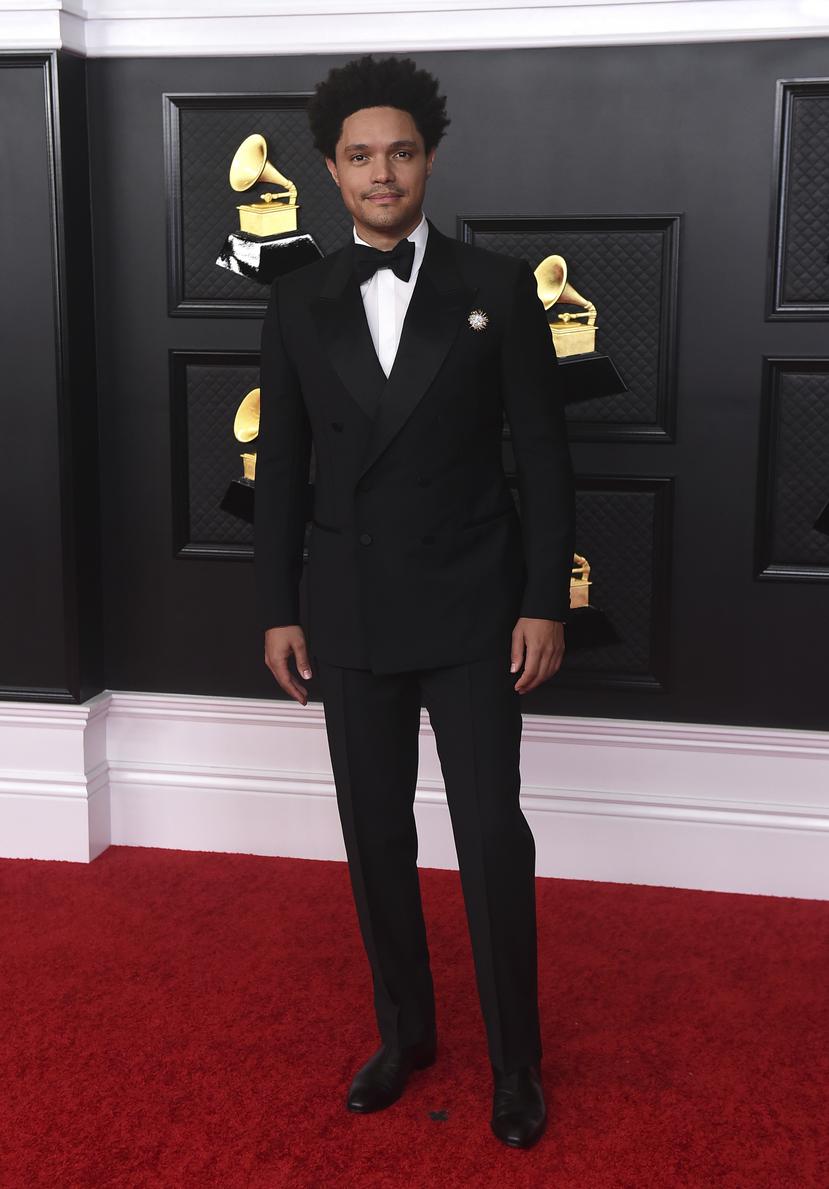 El presentador de la noche, Trevor Noah, se presentó a la alfombra con un esmoquin negro clásico de Gucci. (AP)