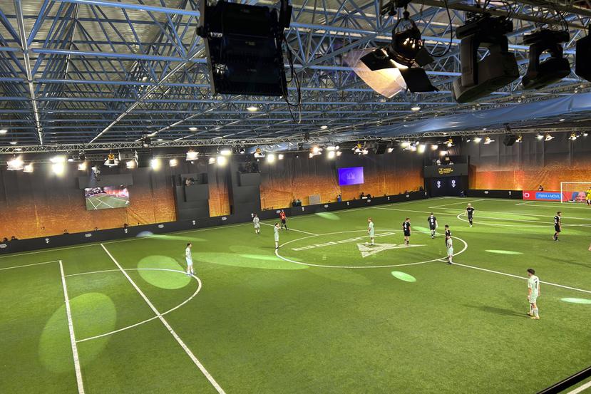 Jugadores de la Kings League disputan un partido en un pabellón industrial de Barcelona, España, el pasado domingo.