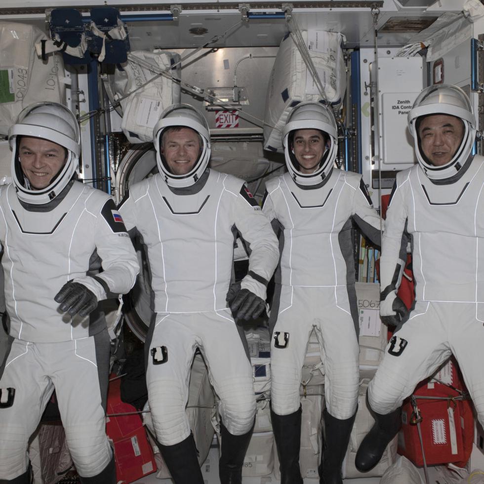 De izquierda a derecha, el cosmonauta de Roscosmos Konstantin Borisov, el astronauta danés de la Agencia Espacial Europea (ESA) Andreas Mohgensen, la astronauta de la NASA Jasmin Moghbeli y el astronauta de la Agencia Japonesa de Exploración Aeroespacial (JAXA) Satoshi Furukawa.