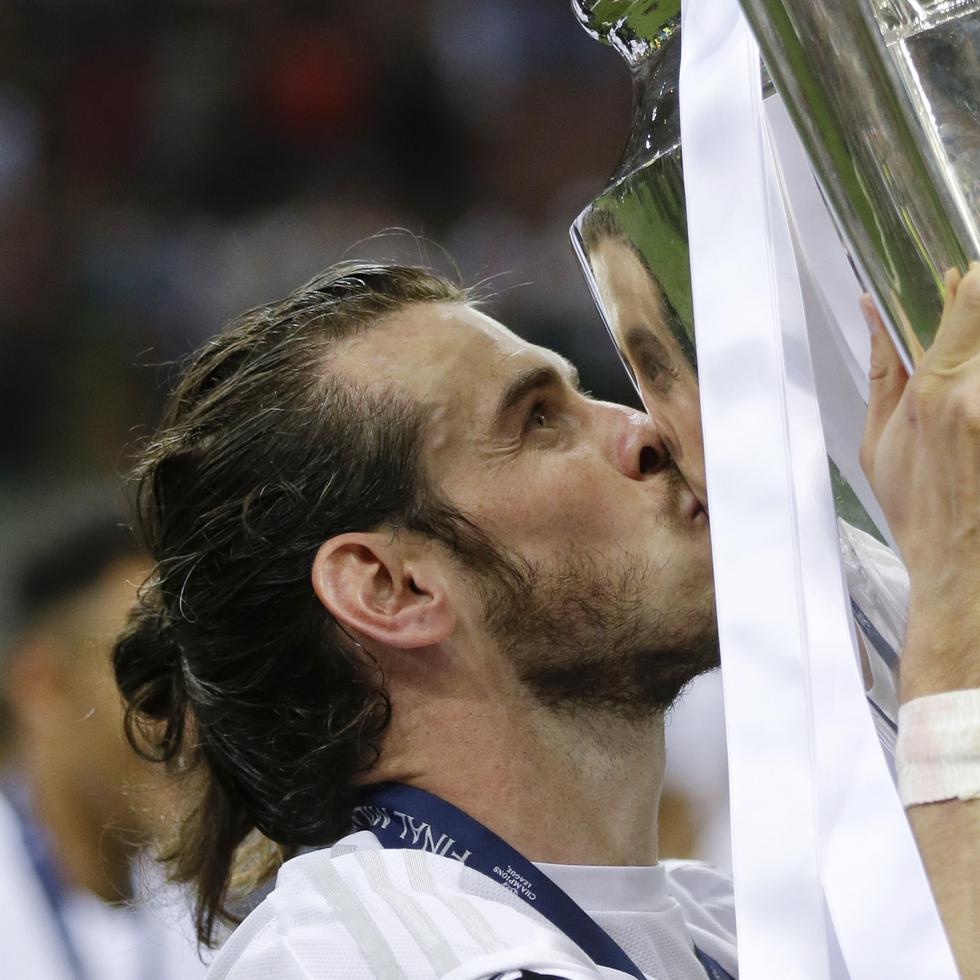 Gareth Bale besa el trofeo de la Liga de Campeones el 28 de mayo de 2016, luego que el Real Madrid venciera al Atlético de Madrid en la final en Milán.