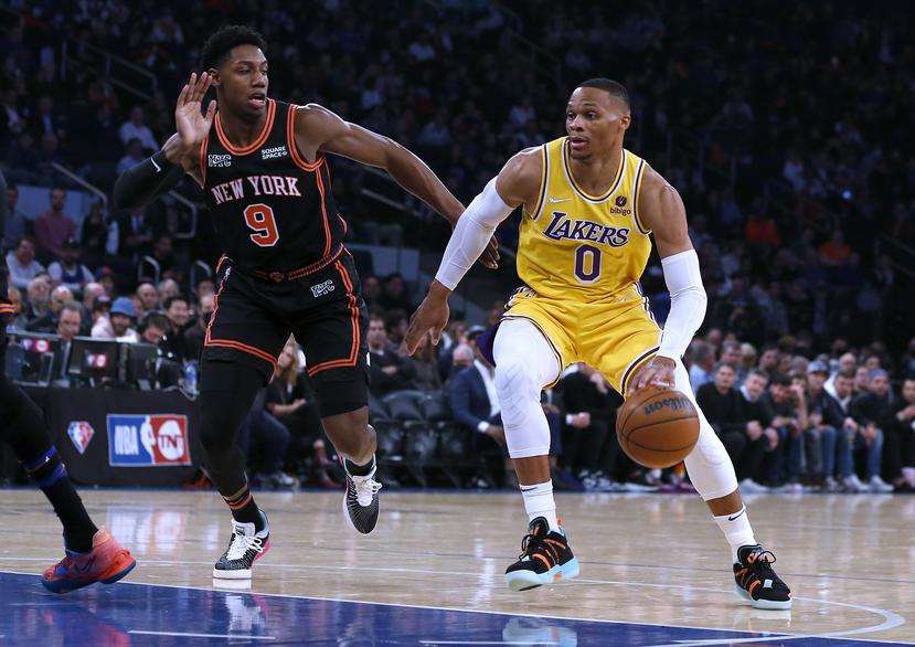 El base de los Lakers, Russell Westbrook (0), aquí ante la defensa de RJ Barrett (9), marcó 31 puntos, pero no evitó el revés de los Lakers frente a los Knicks.