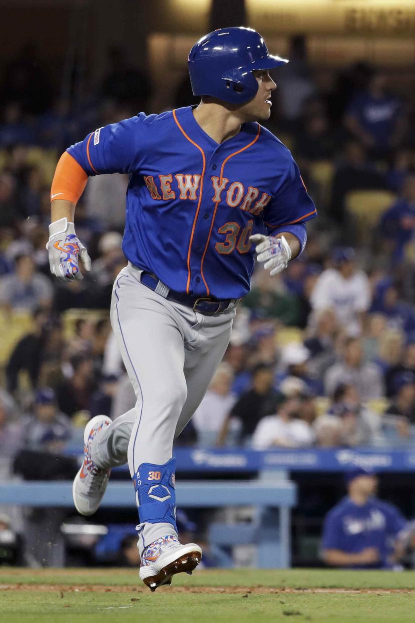 El jugador de los Mets de Nueva York Michael Conforto tras pegar un grand slam contra los Dodgers de Los Ángeles, en el séptimo inning de su juego de béisbol en Los Ángeles, el martes 28 de mayo de 2019. (AP)