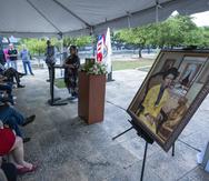 Cerca de las 4:30 p.m., más de 30 personas se reunieron en el Parque del Indio, en Condado, bajo una carpa, donde había un retrato de Kate Donnelly vestida de amarillo.