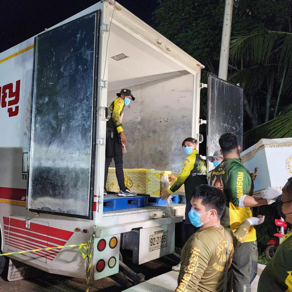 Un equipo de rescatista de la Fundación Ruamkatanyu cargan en un camión los ataúdes de las víctimas del tiroteo masivo en un centro de cuidado infantil en la provincia de Nong Bua Lamphu.