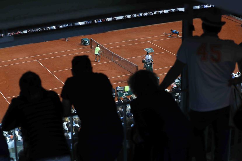 El público observa a Rafael Nadal (izquierda) contra Dominic Thiem en la final masculina del Abierto d Francia, el domingo 9 de junio de 2019. (AP)