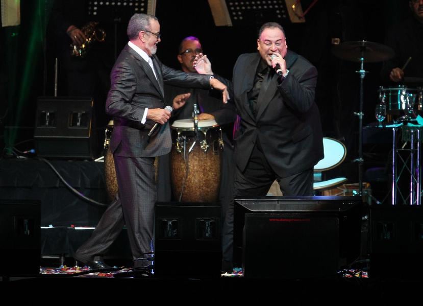 El cantante Andy Montañez, izquierda, comparte la tarima con su hijo en un concierto en el 2012. (GFR Media)