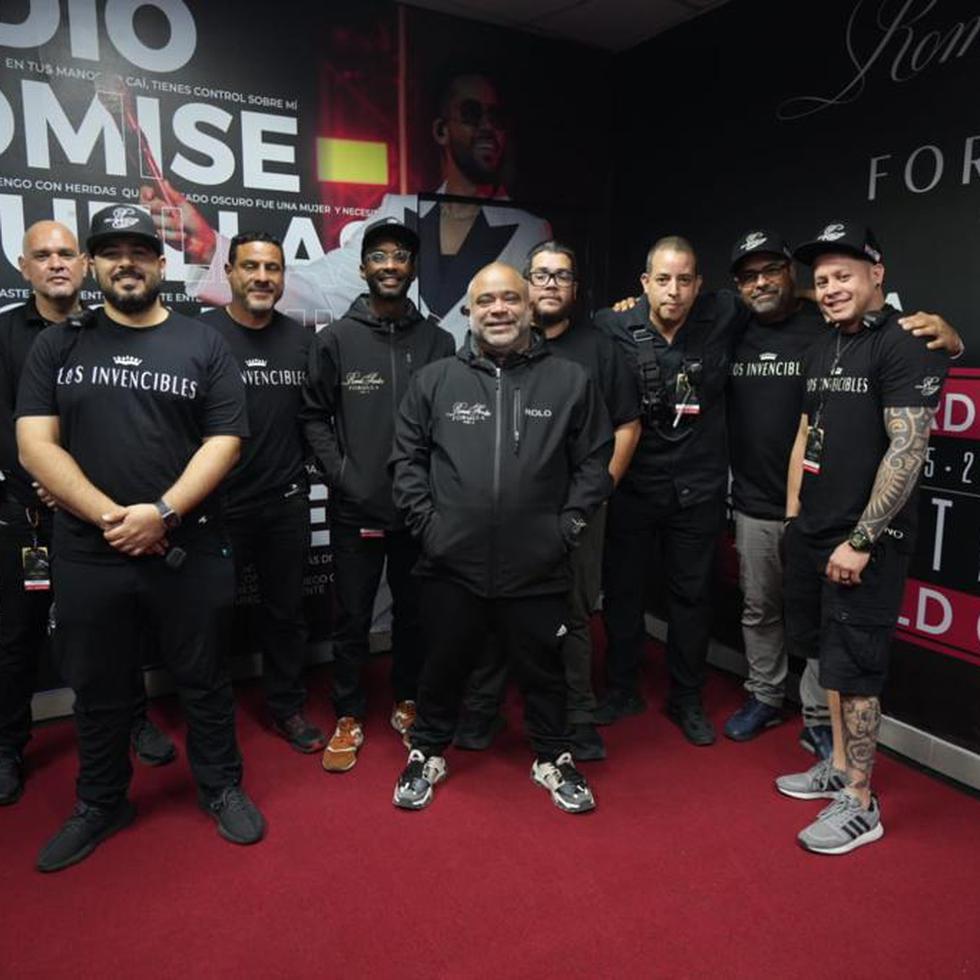 Foto del equipo de puertorriqueños que trabaja en la gira de conciertos de Romeo Santos. Foto por Erniel Rodríguez