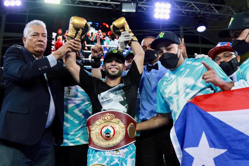Oscar ‘El Pupilo’ Collazo celebra la victoria en la pelea del viernes en la noche en Panamá.