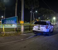 Agentes del alguacil del condado de St. Lucie trabajan en la escena del crimen tras un tiroteo en el parque Ilous Ellis en Fort Pierce, Florida, EE. UU.