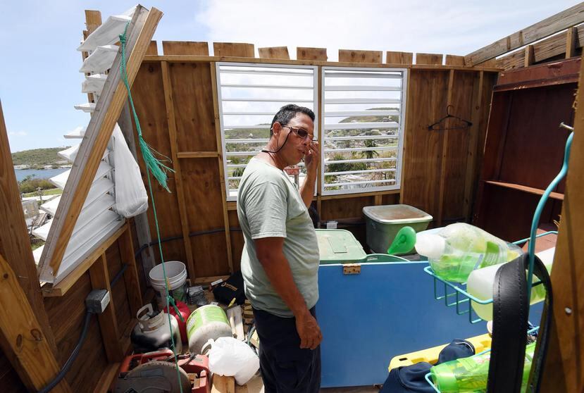 Ángel Navarro visita los restos de madera de lo que fue su casa antes de que  el huracán Irma pasara por Culebra y  dejara a decenas de familias sin hogar desamparadas.