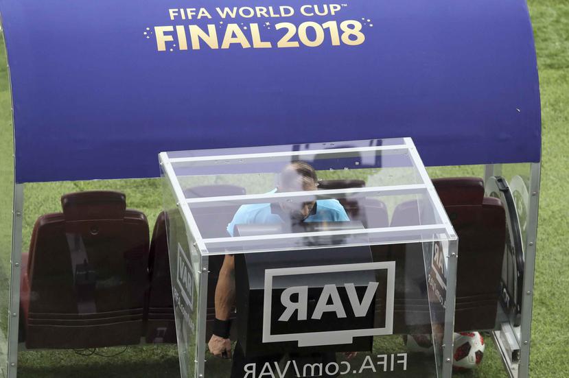 El árbitro Nestor Pitan revisa el videoarbitraje (VAR) durante la final del Mundial. (AP)