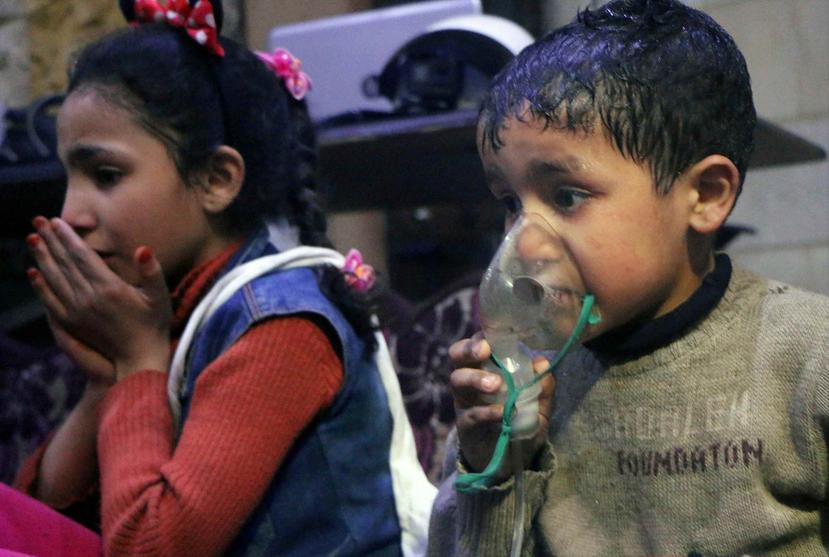 Esta imagen del 8 de abril del 2018 provista por la organización de voluntarios Cascos Blancos en Siria muestra a niños recibiendo oxígeno tras un presunto ataque con gas contra el poblado rebelde de Douma, cerca de Damasco. (AP)