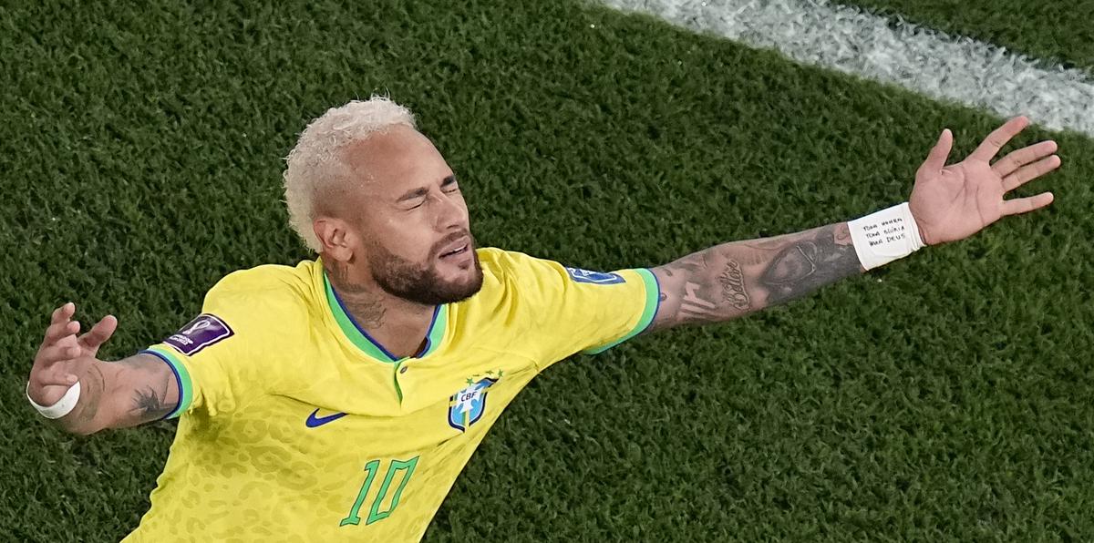 Neymar da gracias luego de anotar de penal en el primer tiempo en la goleada de Brasil ante Corea.
