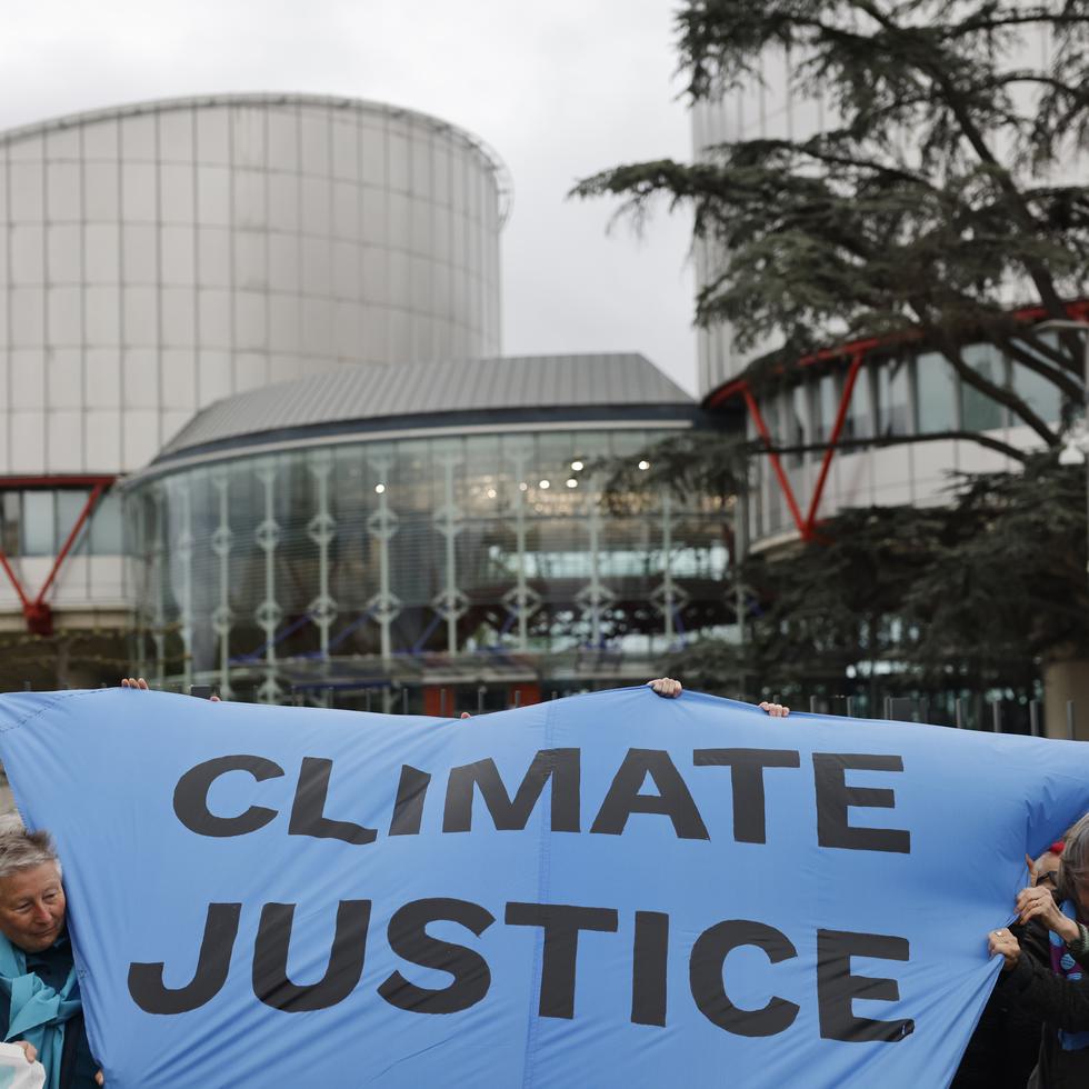 El máximo tribunal europeo de derechos humanos fallará el martes sobre varios casos pioneros que pretenden obligar a los países a cumplir sus obligaciones internacionales para reducir gases de efecto invernadero.