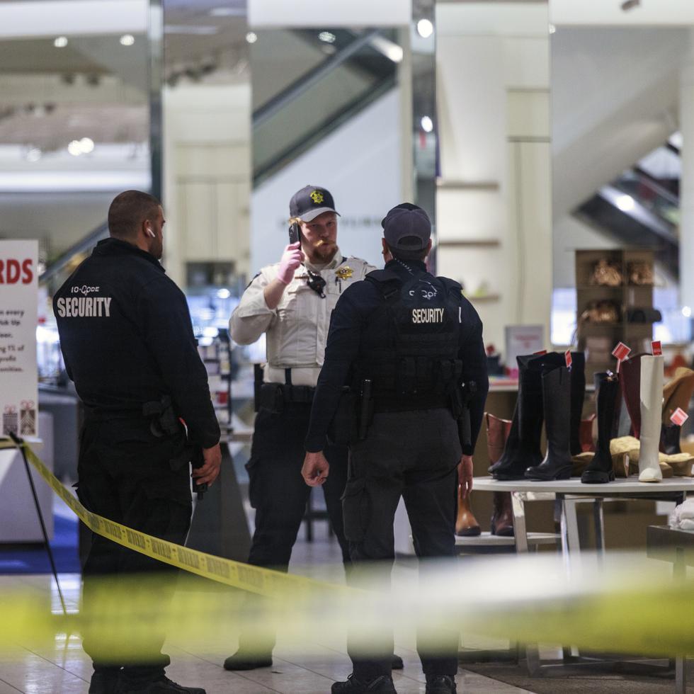 Oficiales de seguridad en el Mall of America luego del tiroteo.