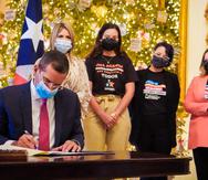 El gobernador Pedro Pierluisi firma la ley que busca combatir la pobreza infantil.