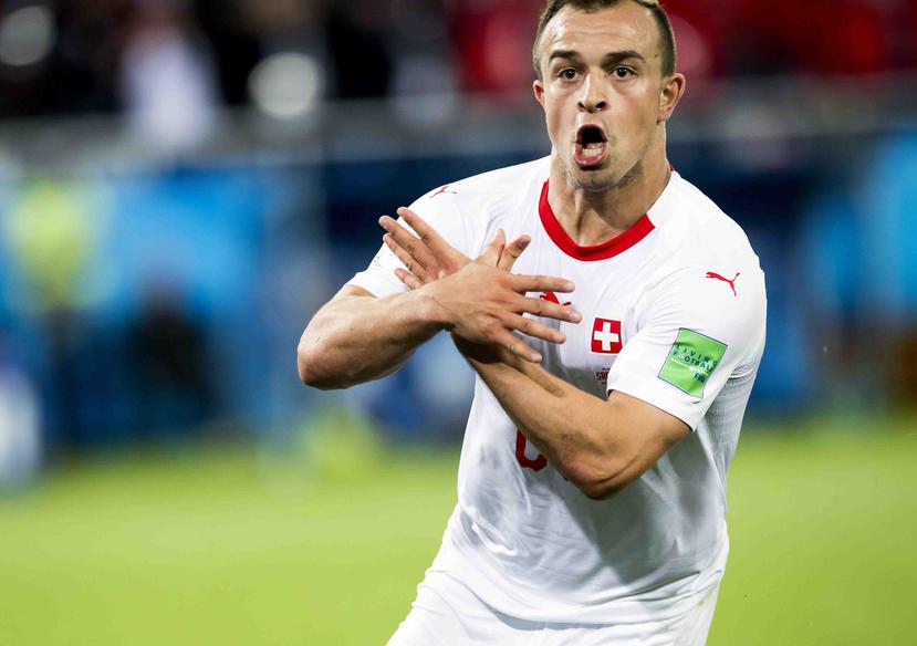 Xherdan Shaqiri, de Suiza, destaja un gol contra Serbia haciendo con las manos el símbolo del águila bicéfala en la bandera de Albania. (AP)