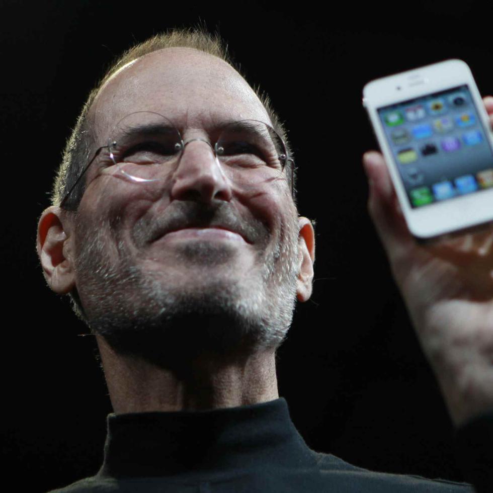 El 26 de junio de 2010, Steve Jobs presentó el nuevo iPhone 4, ofreciendo un diseño renovado estéticamente, abandonando su estética redondeada como a nivel de hardware.