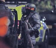 Un policía armado responde a una explosión en el Hospital de Mujeres de Liverpool, en Inglaterra.