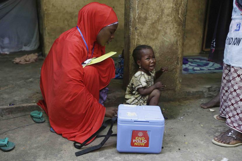 Una niña nigeriana llora luego de recibir una vacuna contra la polio. (AP)