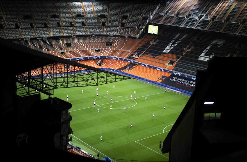 En esta foto de archivo del 10 de marzo del 2020, aparece la pantalla gigante y el graderío vacío del estadio Mestalla en el encuentro de Liga de Campeones del Valencia y el Atalanta. (AP)