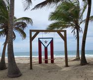 Un columpio con la bandera de Puerto Rico de fondo es uno de los escenarios favoritos para tomarse fotos.