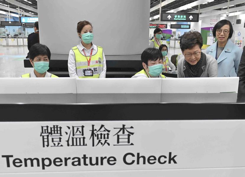 Colocaron detectores de temperatura en los aeropuertos para indagar el estado de los pasajeros. (AP)
