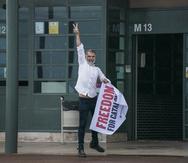 Jordi Cuixart, uno de los líderes catalanes encarcelados por su papel en el intento secesionista de 2017, hace el signo de la victoria al salir de la prisión de Lledoners, en Sant Joan de Vilatorrada, cerca de Barcelona, el 23 de junio de 2021. (AP Foto/Joan Mateu)