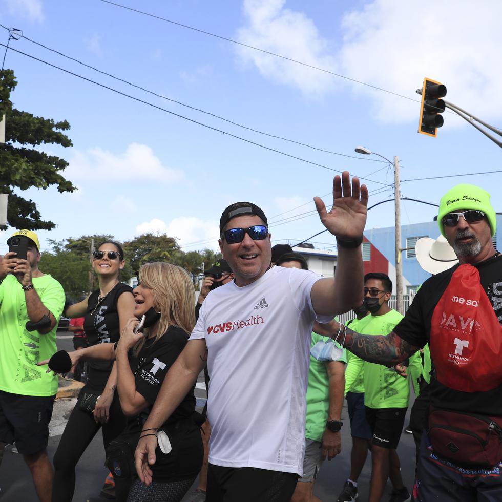 El comediante Raymond Arrieta pasa frente al residencial Luis Llorens Torres durante el segundo dia de la decimotercera caminata "Da Vida" para ayudar a pacientes con cáncer.