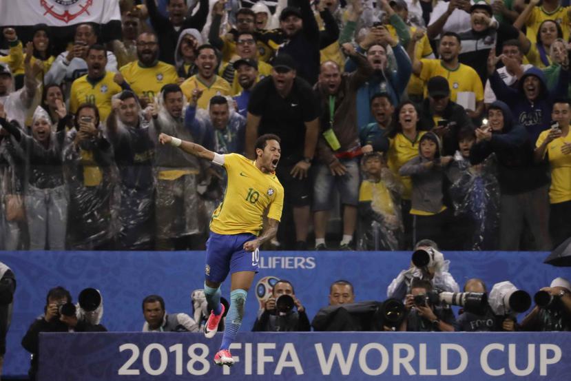 Neymar celebra luego de anotar contra Paraguay. (AP)