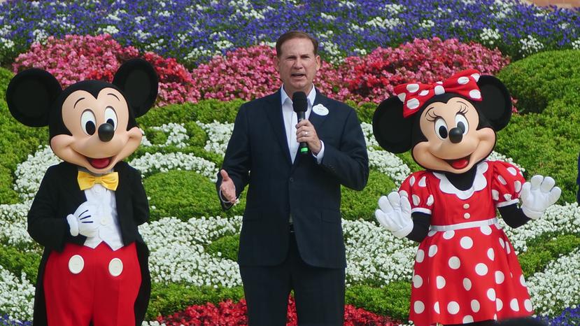 Joe Schott, en el centro, presidente y director general de Shanghai Disney Resort, habla junto a Mickey y Minnie Mouse, durante la ceremonia de reapertura del parque. (AP)
