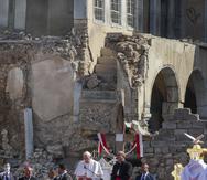 El papa Francisco, rodeado por ruinas de iglesias destruidas, reza por las víctimas de la guerra en la plaza de Hosh al-Bieaa en Mosul, Irak, que fuera la capital de facto del grupo extremista Estado Islámico.