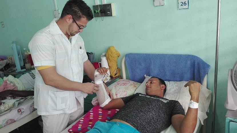 Yoansy Espino González es atendido en el hospital tras pasar un susto con una leona. (Juventud Rebelde)